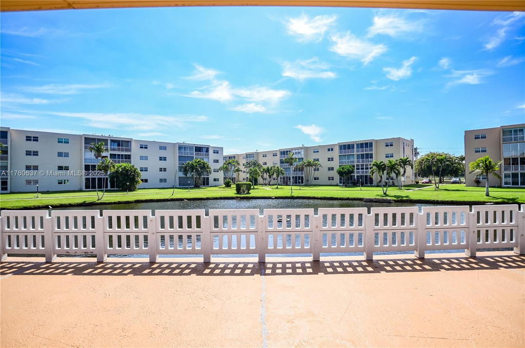 Real estate property located at 202 10th St #206, Broward, Meadowbrook Lakes Condo, Dania Beach, FL