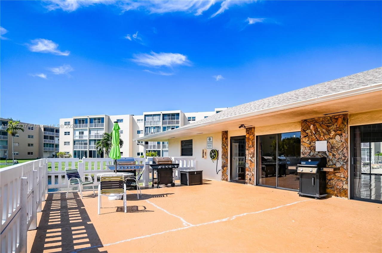Real estate property located at 202 10th St #206, Broward, Meadowbrook Lakes Condo, Dania Beach, FL