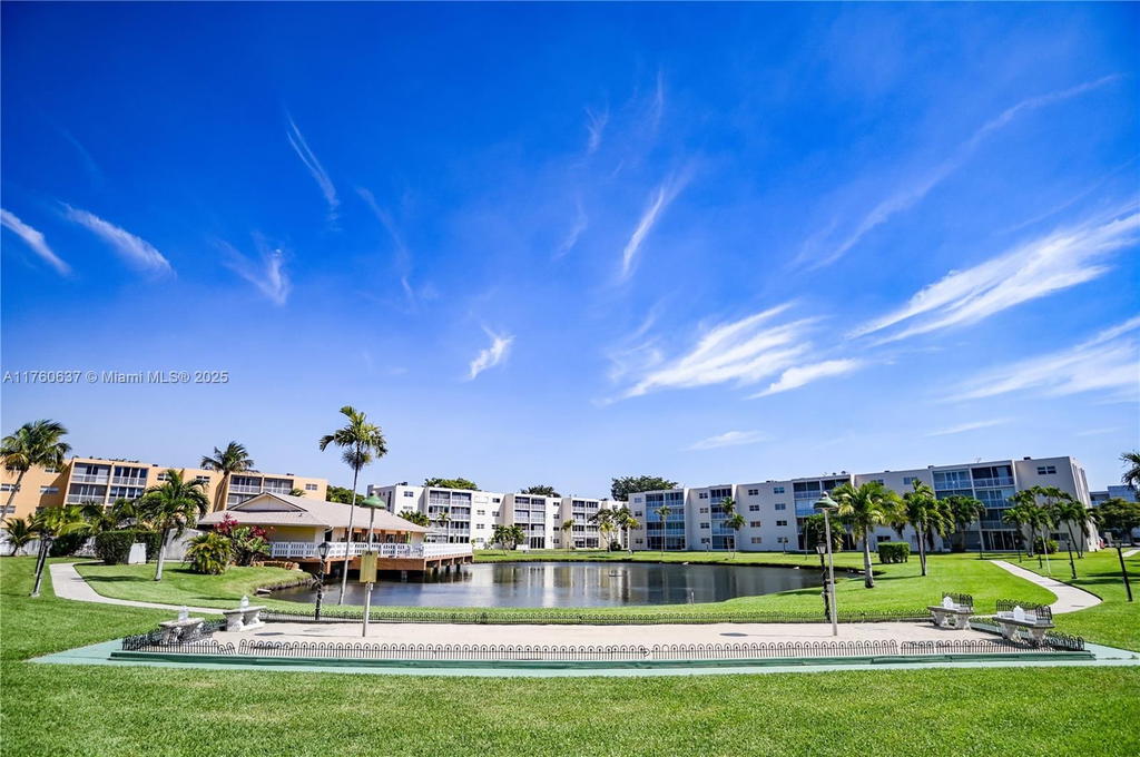 Real estate property located at 202 10th St #206, Broward, Meadowbrook Lakes Condo, Dania Beach, FL