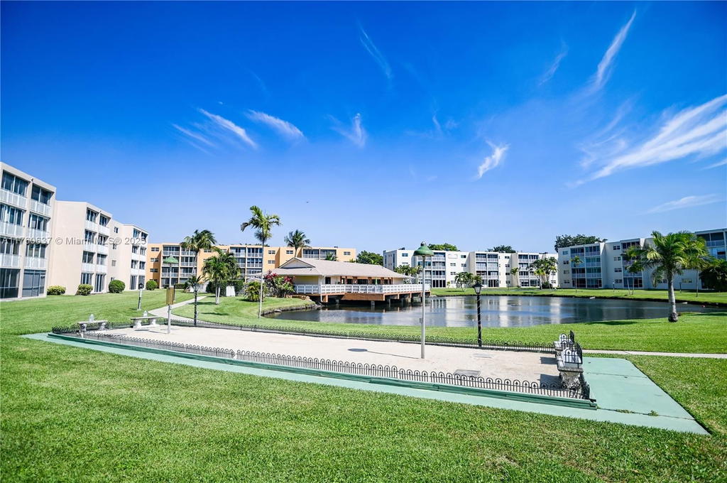 Real estate property located at 202 10th St #206, Broward, Meadowbrook Lakes Condo, Dania Beach, FL