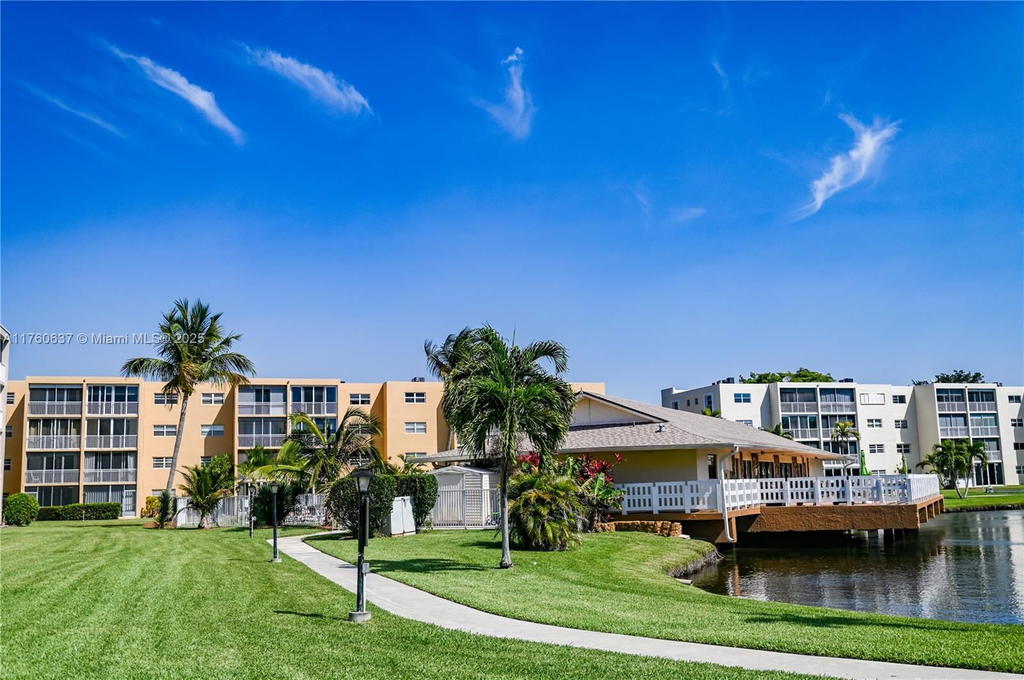 Real estate property located at 202 10th St #206, Broward, Meadowbrook Lakes Condo, Dania Beach, FL