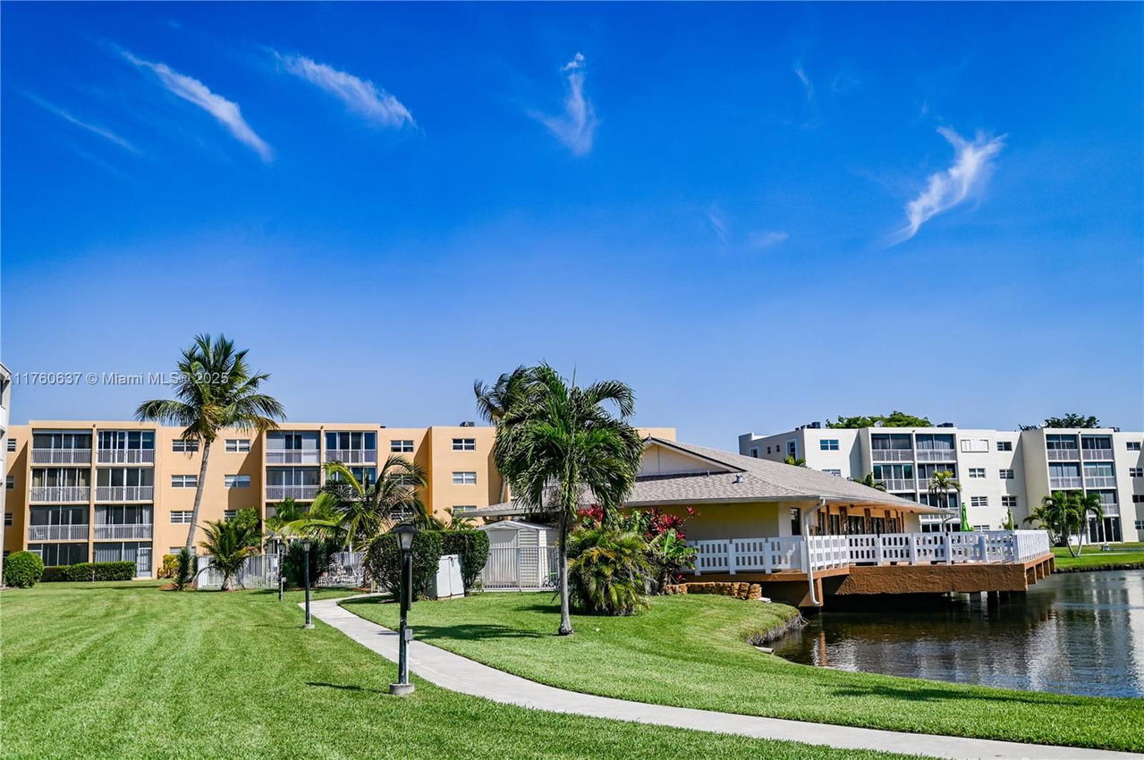 Real estate property located at 202 10th St #206, Broward, Meadowbrook Lakes Condo, Dania Beach, FL