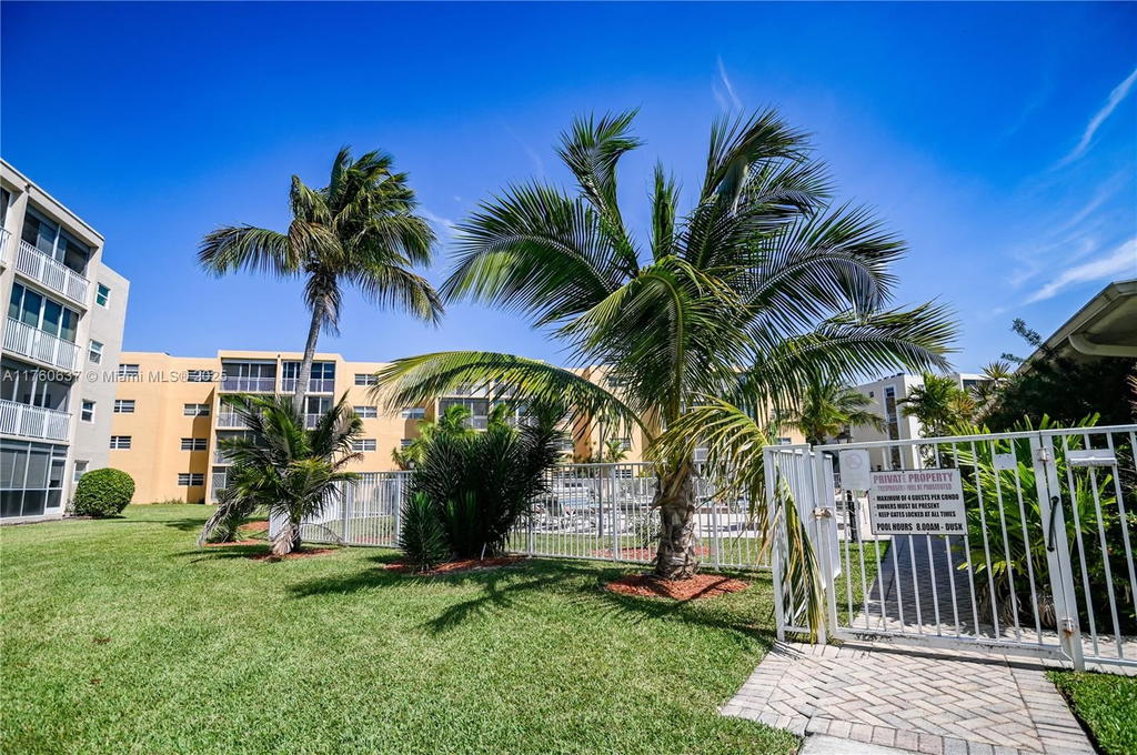 Real estate property located at 202 10th St #206, Broward, Meadowbrook Lakes Condo, Dania Beach, FL