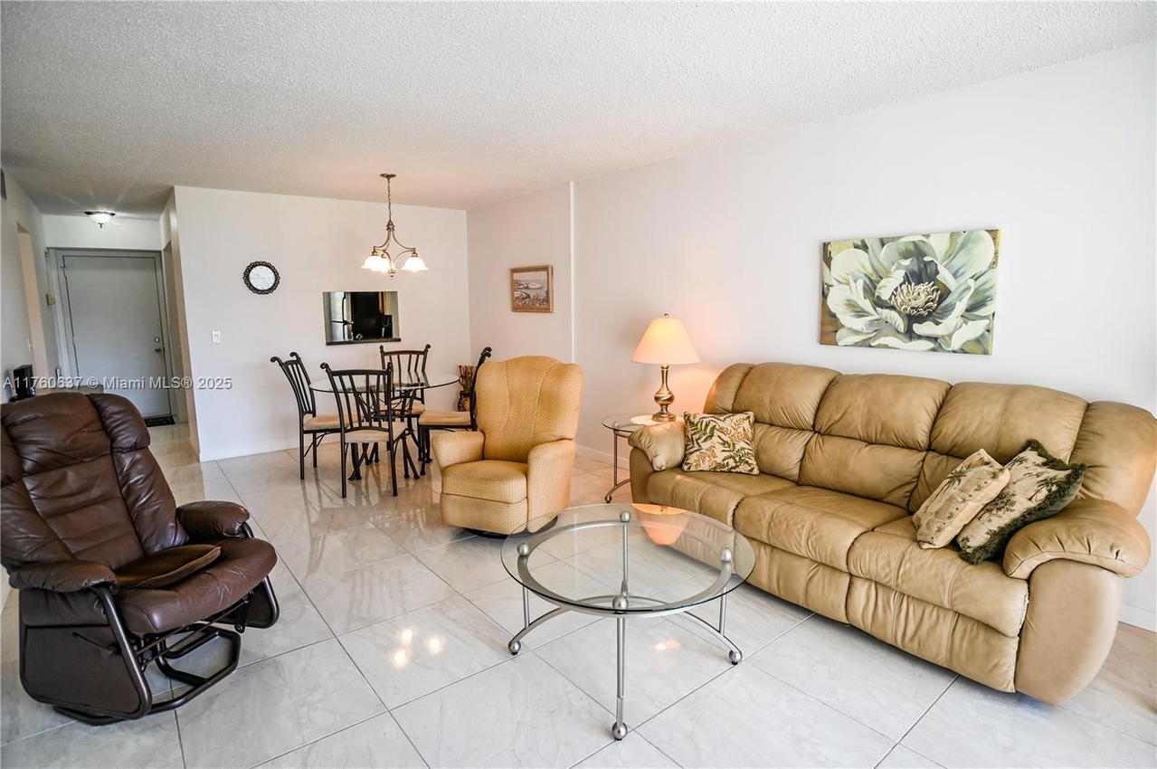 Real estate property located at 202 10th St #206, Broward, Meadowbrook Lakes Condo, Dania Beach, FL
