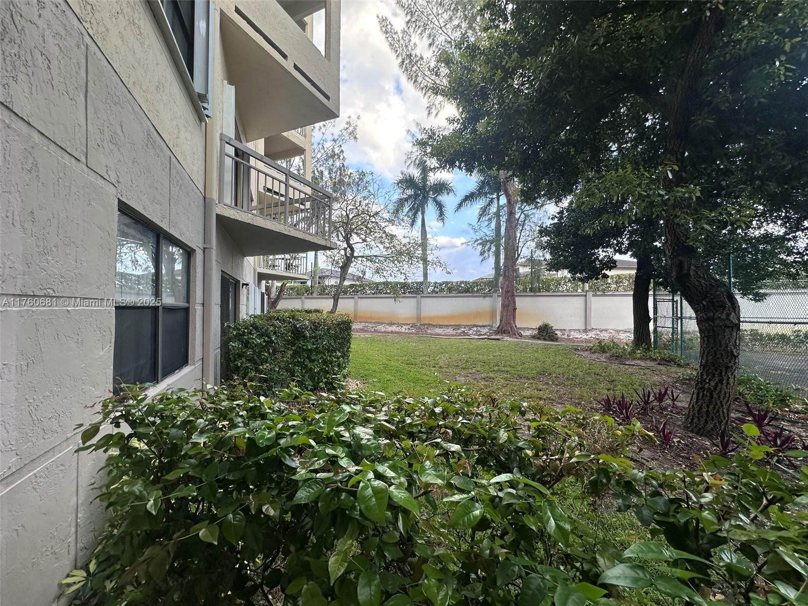 Real estate property located at 8290 Lake Dr #139, Miami-dade, Las Vistas At Doral Condo, Doral, FL
