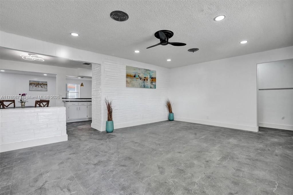 Real estate property located at 6761 Miramar Pkwy, Broward, Miramar Sec 3, Miramar, FL
