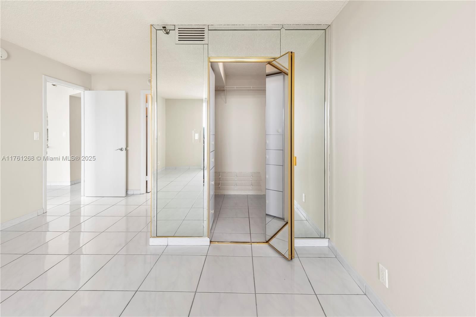 Real estate property located at 2555 Collins Ave #2104, Miami-dade, Club Atlantis Condo, Miami Beach, FL