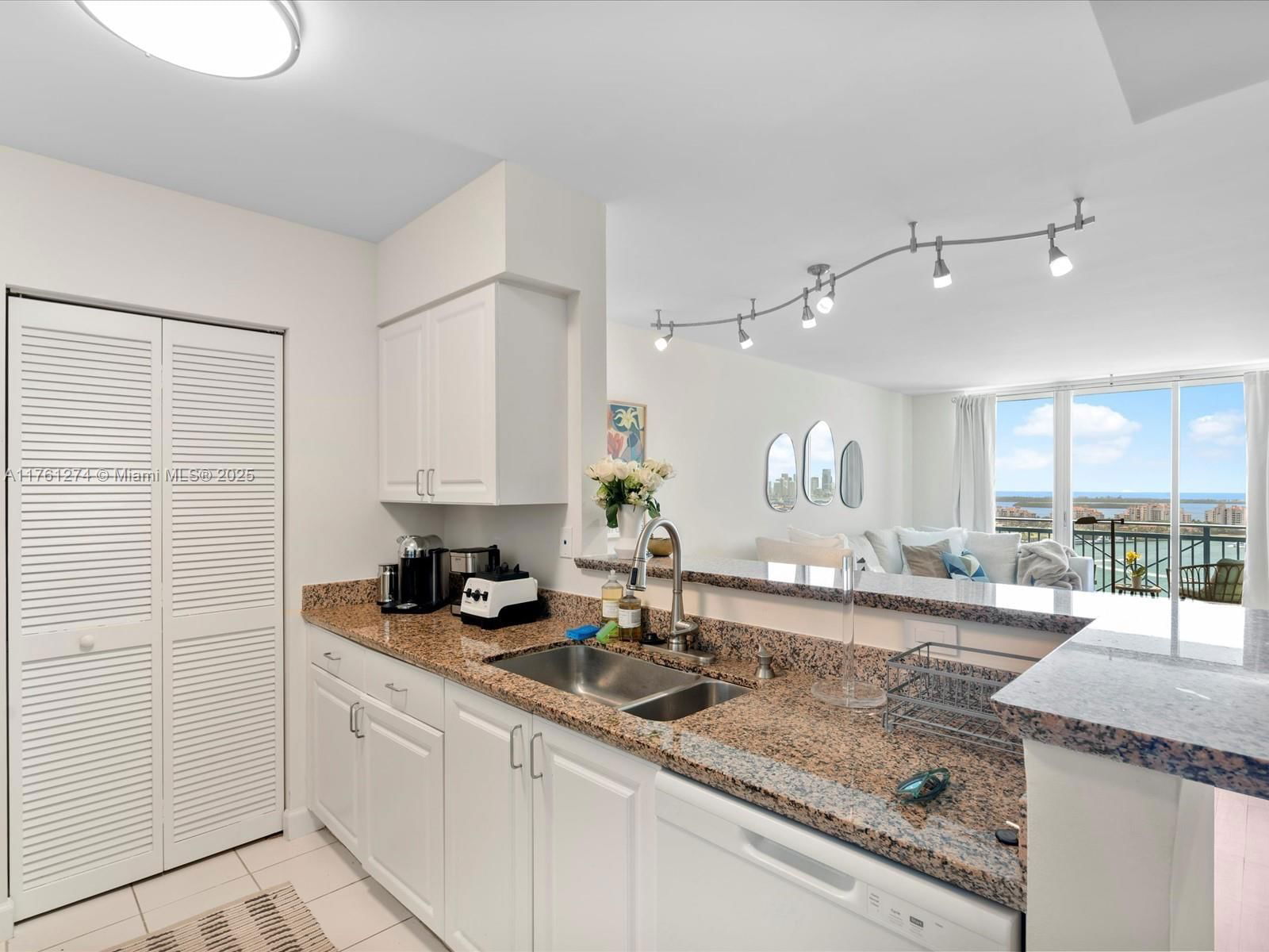 Real estate property located at 90 Alton Rd #2406, Miami-dade, Yacht Club At Portofino C, Miami Beach, FL