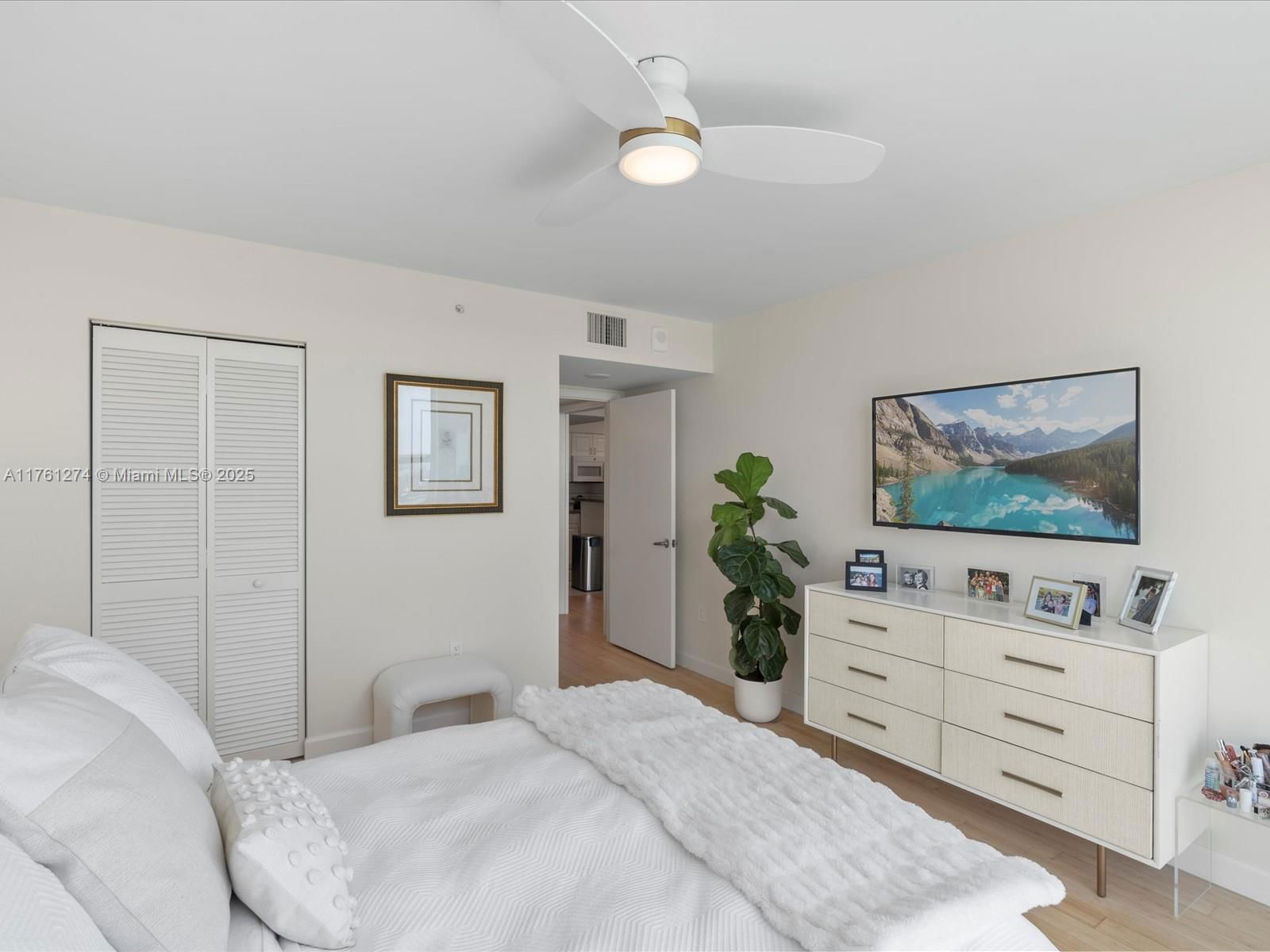 Real estate property located at 90 Alton Rd #2406, Miami-dade, Yacht Club At Portofino C, Miami Beach, FL