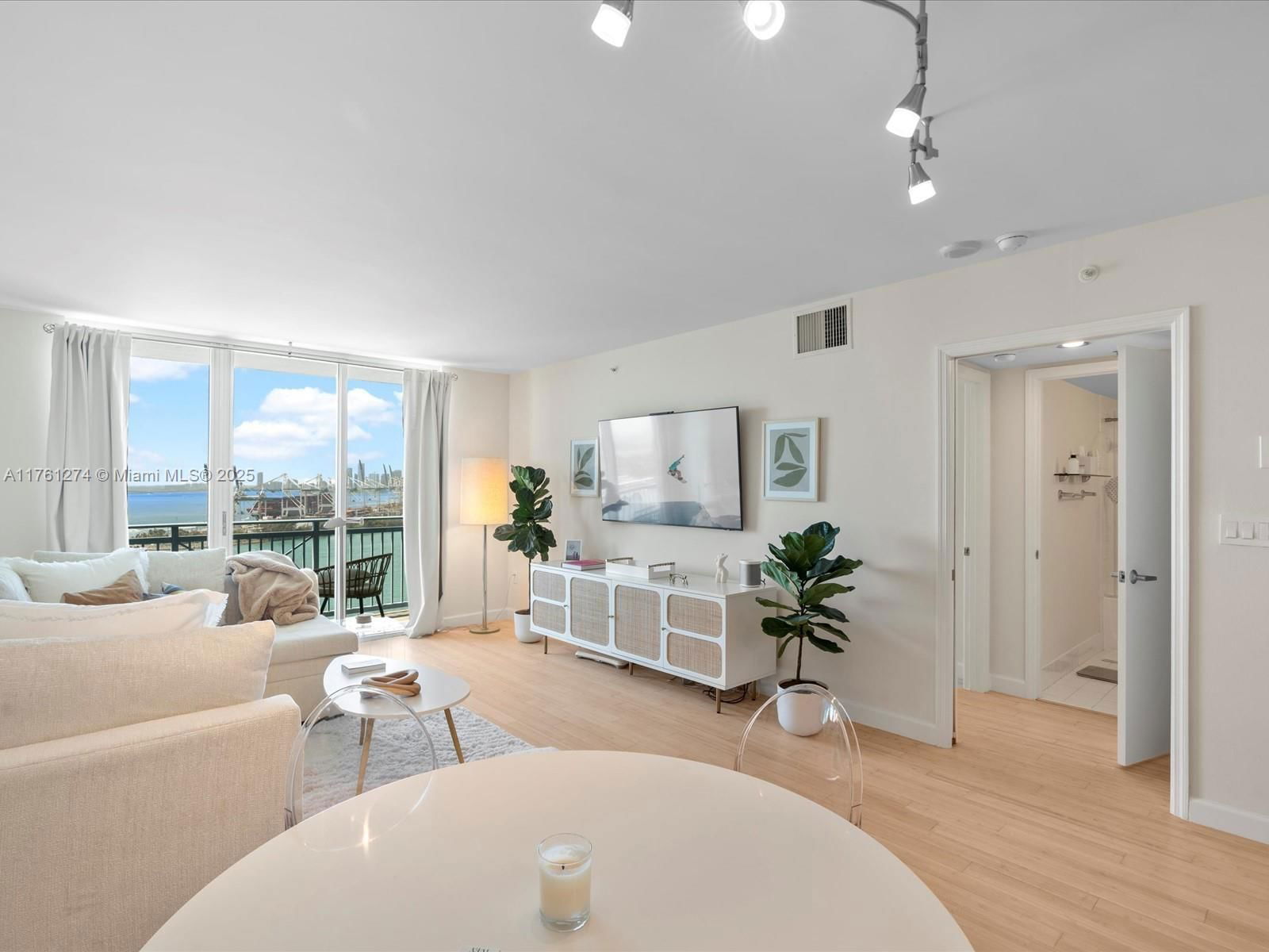 Real estate property located at 90 Alton Rd #2406, Miami-dade, Yacht Club At Portofino C, Miami Beach, FL