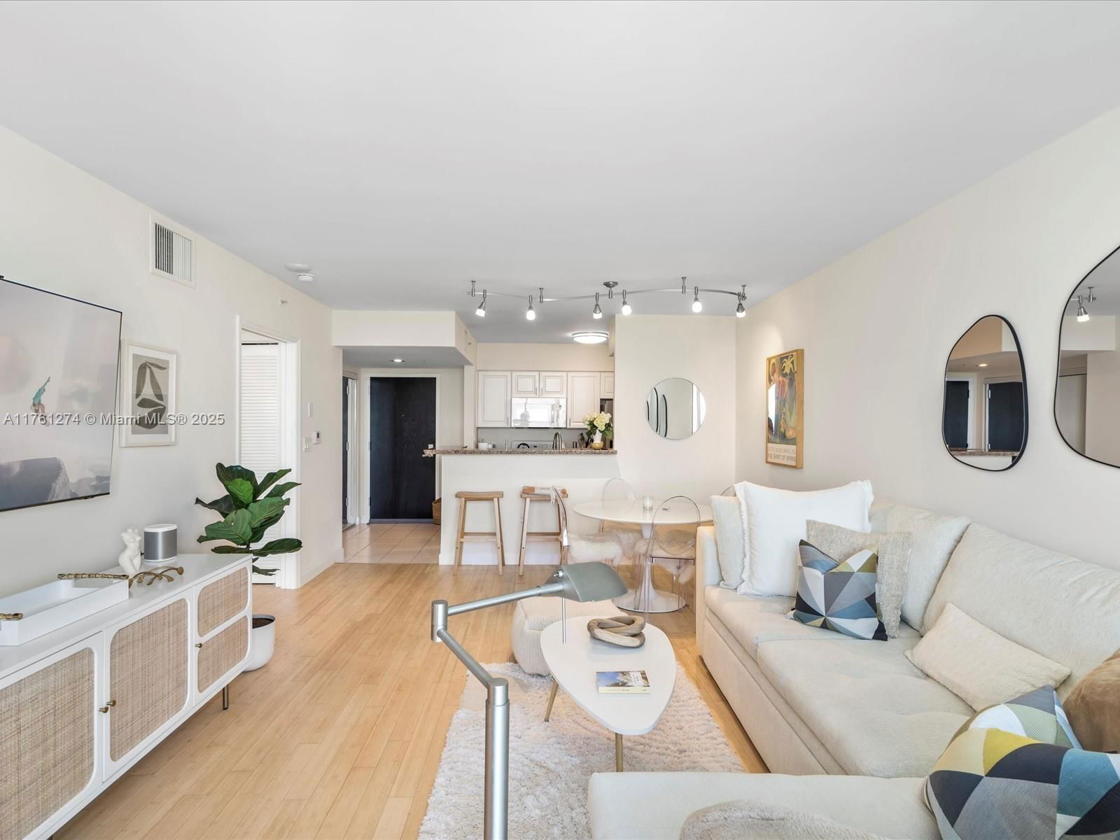 Real estate property located at 90 Alton Rd #2406, Miami-dade, Yacht Club At Portofino C, Miami Beach, FL