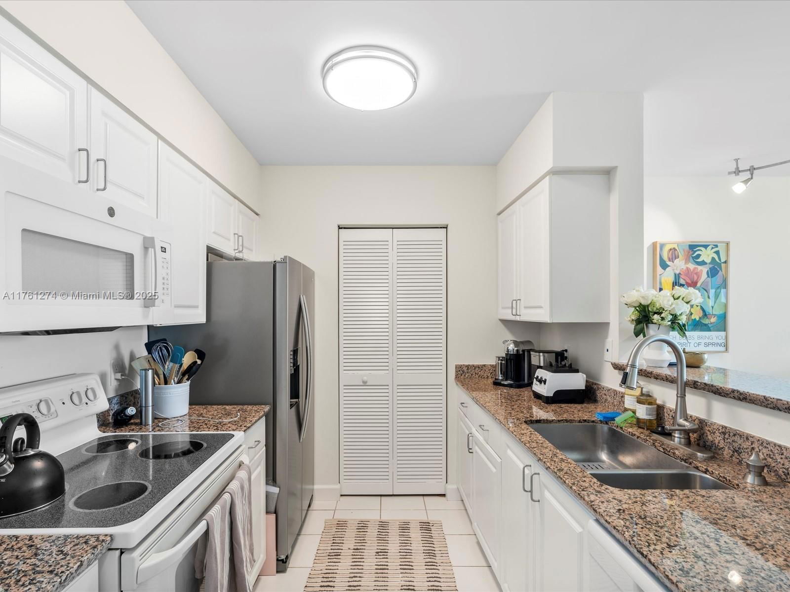 Real estate property located at 90 Alton Rd #2406, Miami-dade, Yacht Club At Portofino C, Miami Beach, FL