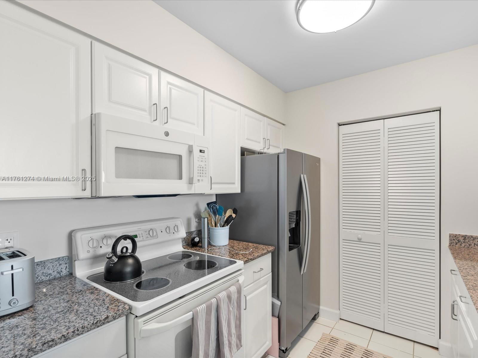 Real estate property located at 90 Alton Rd #2406, Miami-dade, Yacht Club At Portofino C, Miami Beach, FL