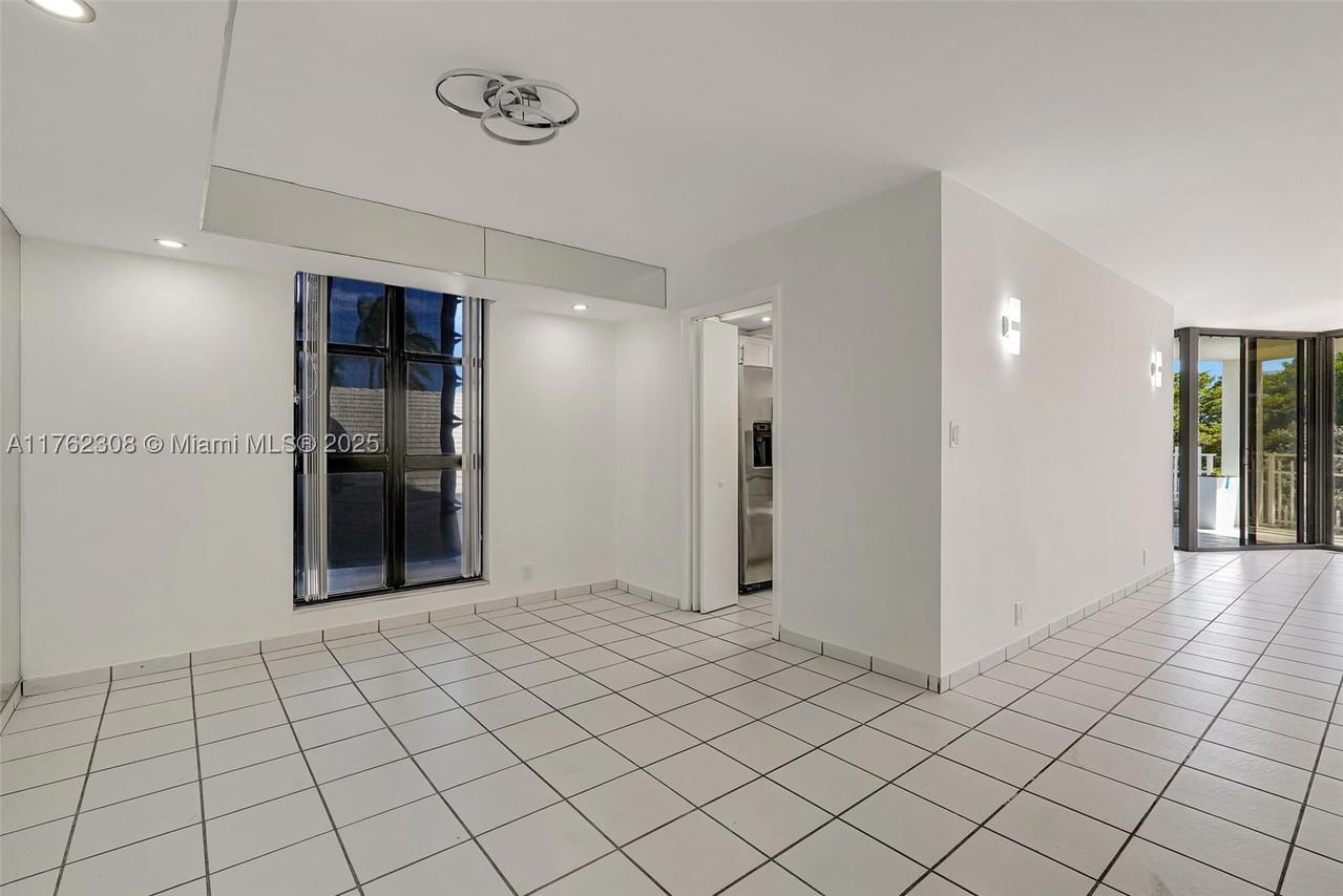 Real estate property located at 4000 Towerside Ter #302, Miami-dade, The Towers Of Quayside Co, Miami, FL