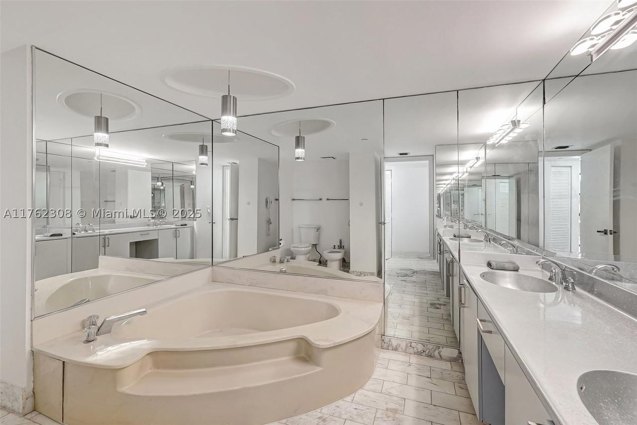 Real estate property located at 4000 Towerside Ter #302, Miami-dade, The Towers Of Quayside Co, Miami, FL