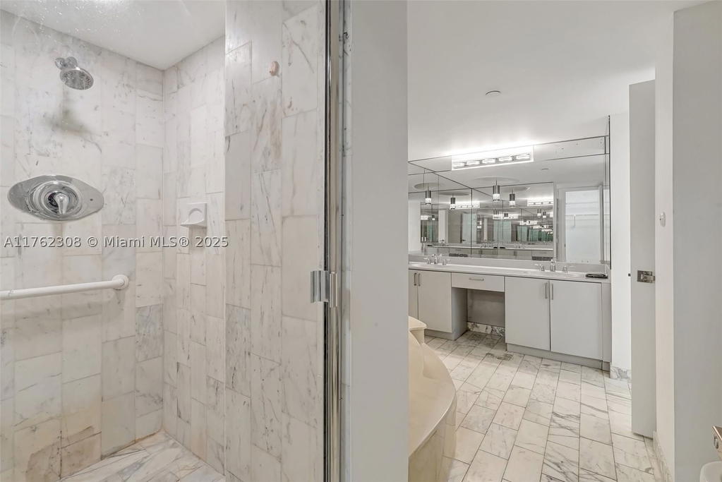 Real estate property located at 4000 Towerside Ter #302, Miami-dade, The Towers Of Quayside Co, Miami, FL