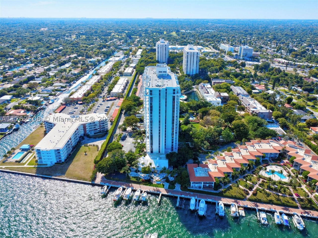 Real estate property located at 4000 Towerside Ter #302, Miami-dade, The Towers Of Quayside Co, Miami, FL