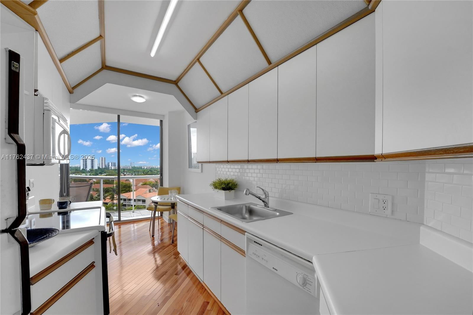 Real estate property located at 3610 Yacht Club Dr #1014, Miami-dade, Portsview @ The Waterways, Aventura, FL
