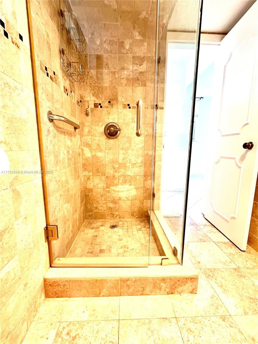 Real estate property located at 2861 Leonard Dr F601, Miami-dade, Point East Sec Ii Condo, Aventura, FL