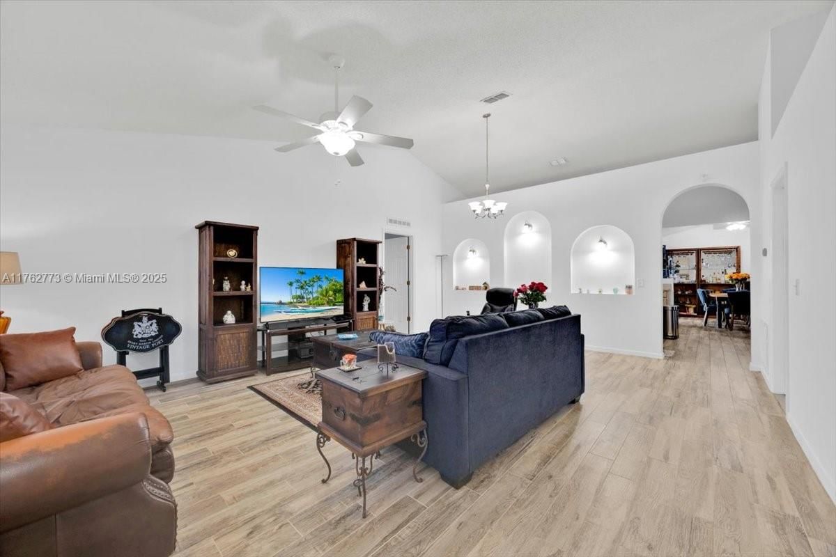 Real estate property located at 335 ASHFORD DR, Polk, Holly Hill Estates, Davenport, FL