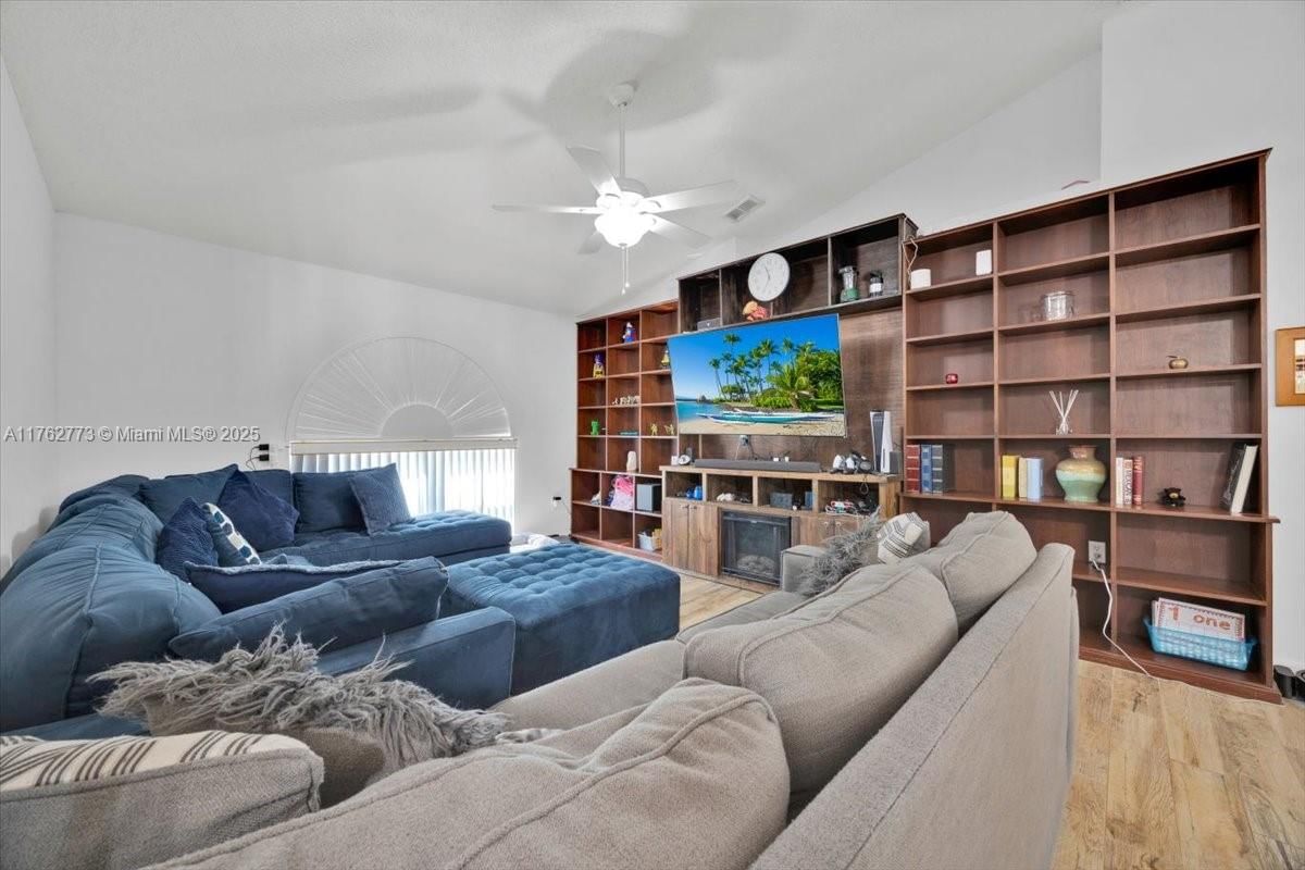 Real estate property located at 335 ASHFORD DR, Polk, Holly Hill Estates, Davenport, FL
