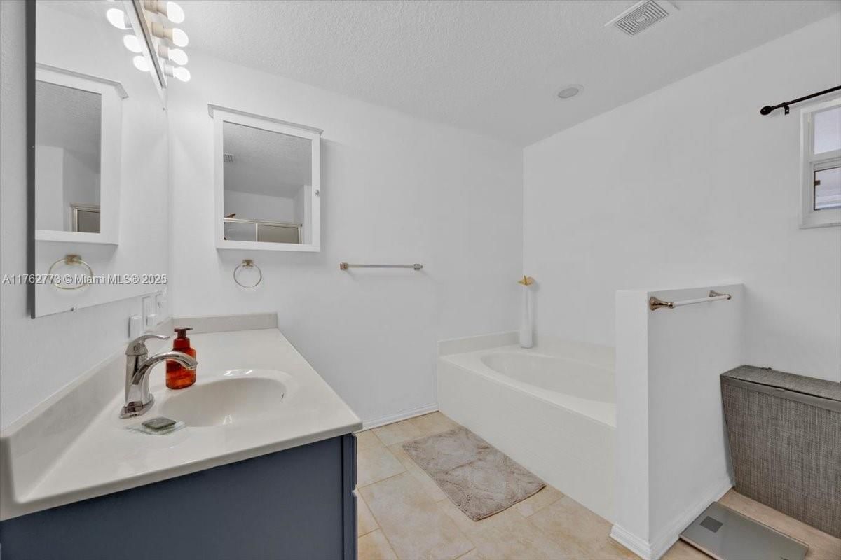 Real estate property located at 335 ASHFORD DR, Polk, Holly Hill Estates, Davenport, FL