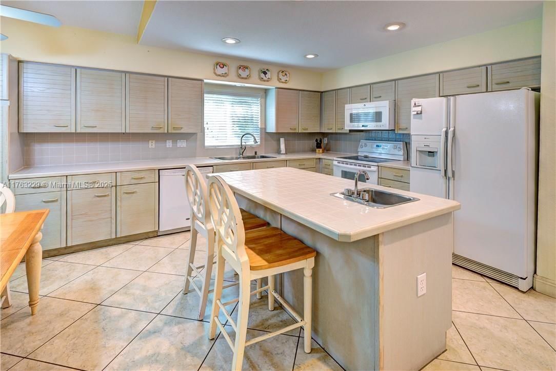 Real estate property located at 10339 Santiago St, Broward, Embassy Lakes, Cooper City, FL
