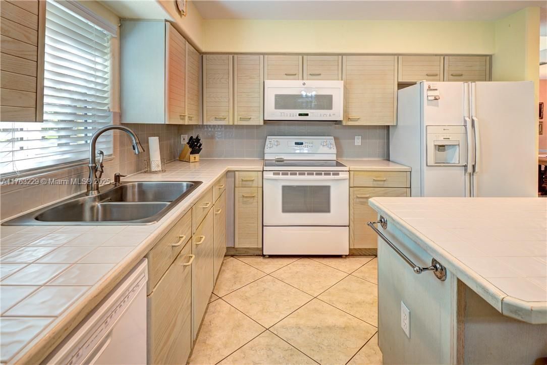 Real estate property located at 10339 Santiago St, Broward, Embassy Lakes, Cooper City, FL