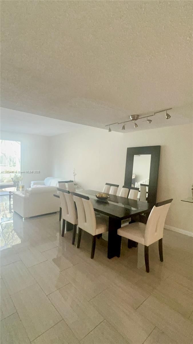 Real estate property located at 1597 Barcelona Way #2-32, Broward, Sectors 3 & 4 Boundary Pl, Weston, FL