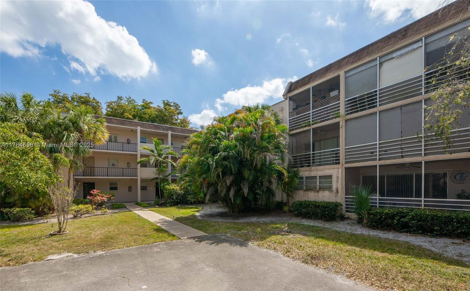 Real estate property located at 469 Pine Island Rd B301, Broward, Plantation Pines Phase 1, Plantation, FL