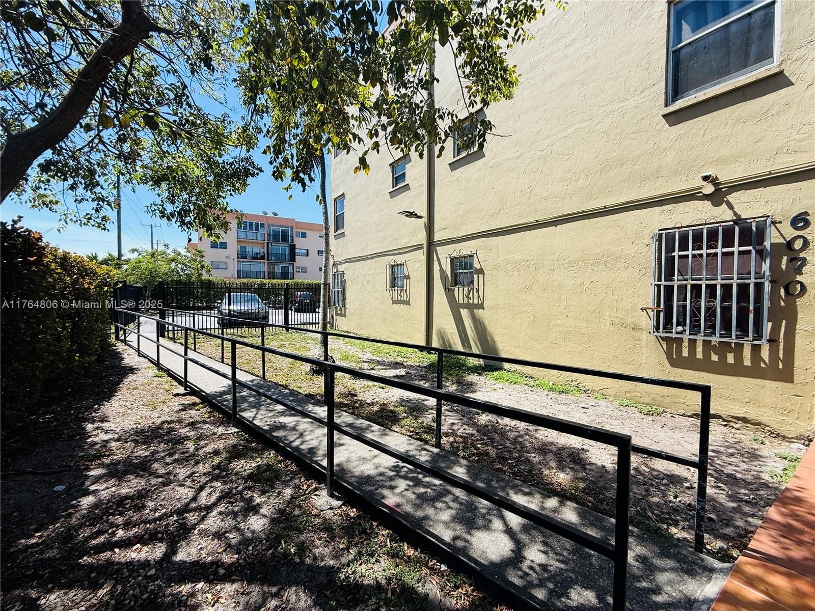 Real estate property located at 6070 18th Ave #114, Miami-dade, Palmetto Springs Condo Vi, Hialeah, FL