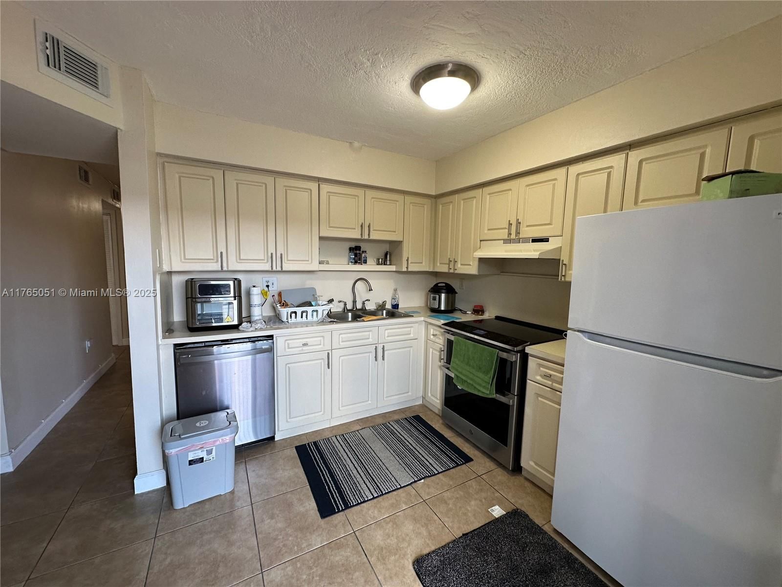 Real estate property located at 1340 41st Street #201, Miami-dade, Villas Del Sol Condo, Hialeah, FL