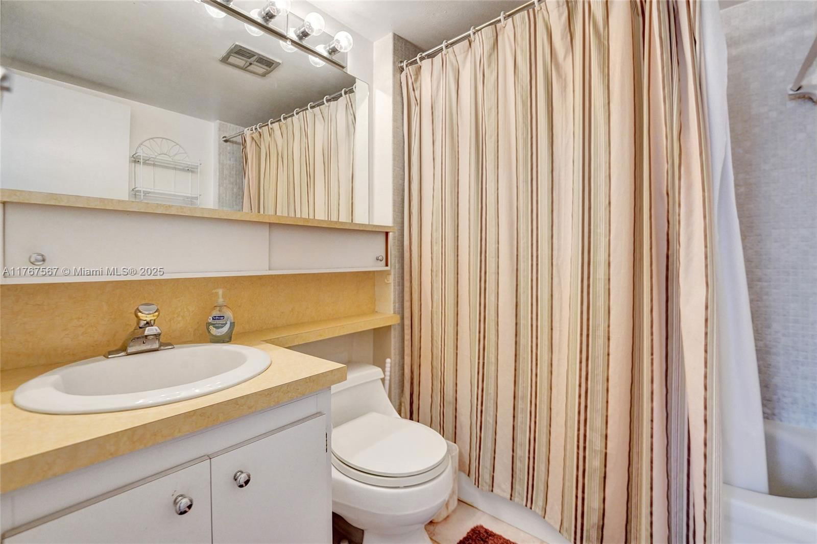 Real estate property located at 101 Royal Park Dr #1A, Broward, Royal Park Condo, Oakland Park, FL