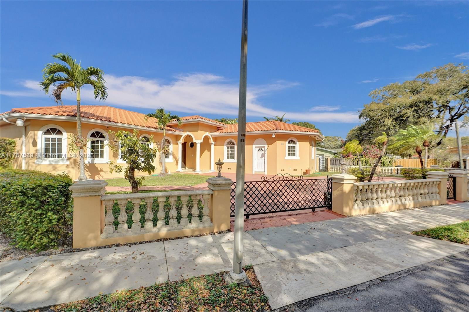 Real estate property located at 450 Esplanade Dr, Miami-dade, Cinema Park Country Club, Miami Springs, FL