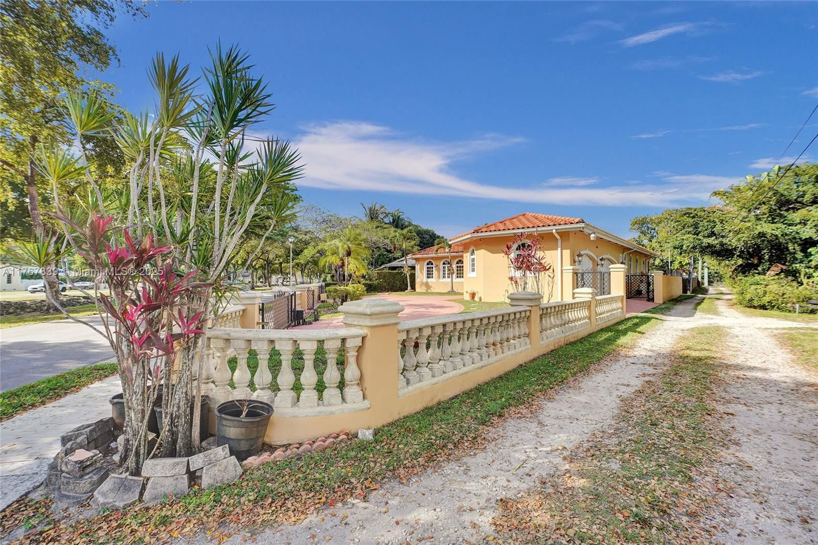 Real estate property located at 450 Esplanade Dr, Miami-dade, Cinema Park Country Club, Miami Springs, FL