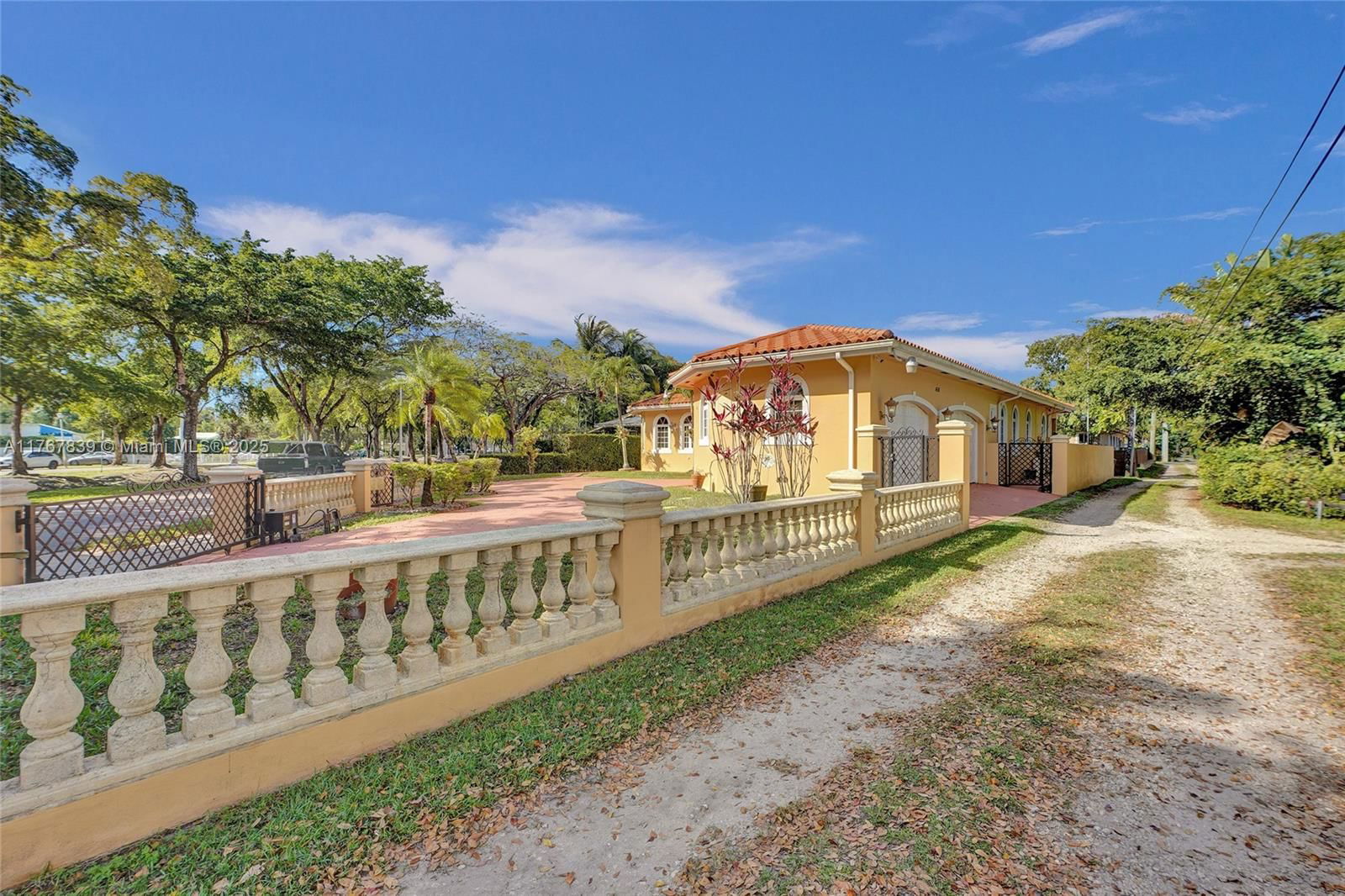 Real estate property located at 450 Esplanade Dr, Miami-dade, Cinema Park Country Club, Miami Springs, FL