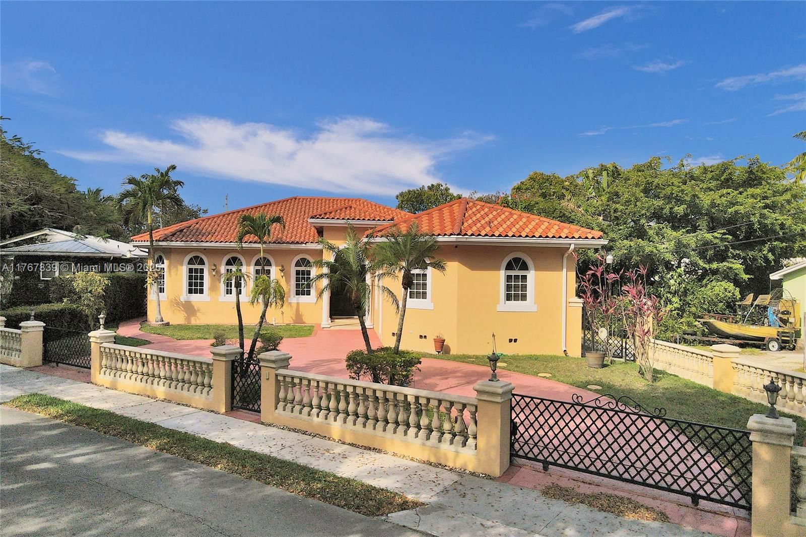 Real estate property located at 450 Esplanade Dr, Miami-dade, Cinema Park Country Club, Miami Springs, FL