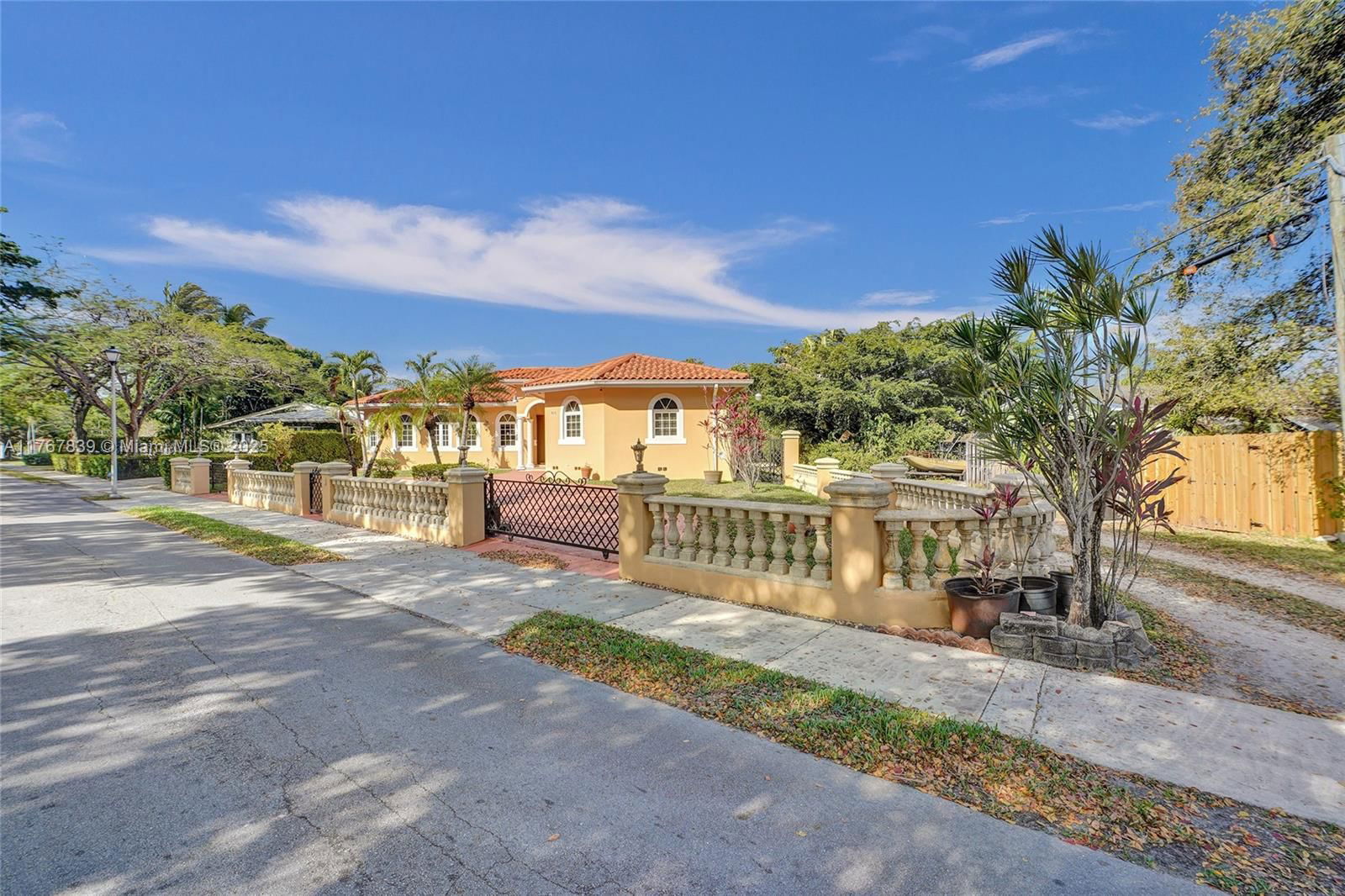 Real estate property located at 450 Esplanade Dr, Miami-dade, Cinema Park Country Club, Miami Springs, FL