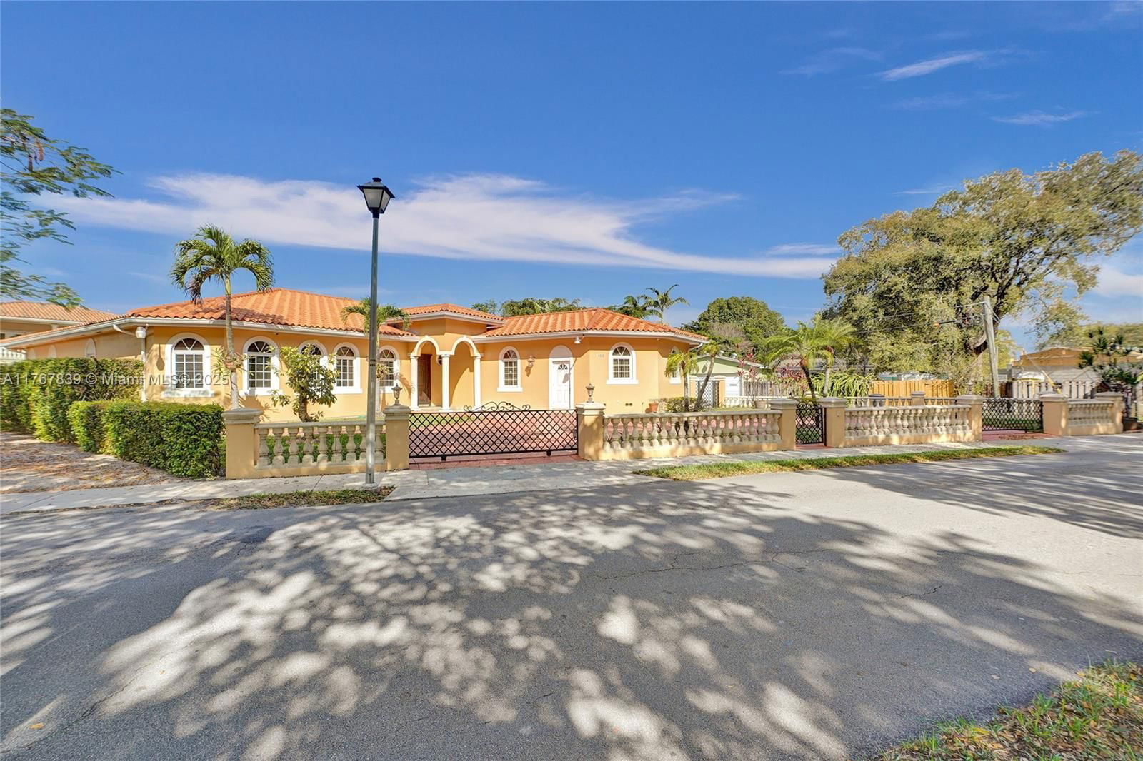 Real estate property located at 450 Esplanade Dr, Miami-dade, Cinema Park Country Club, Miami Springs, FL
