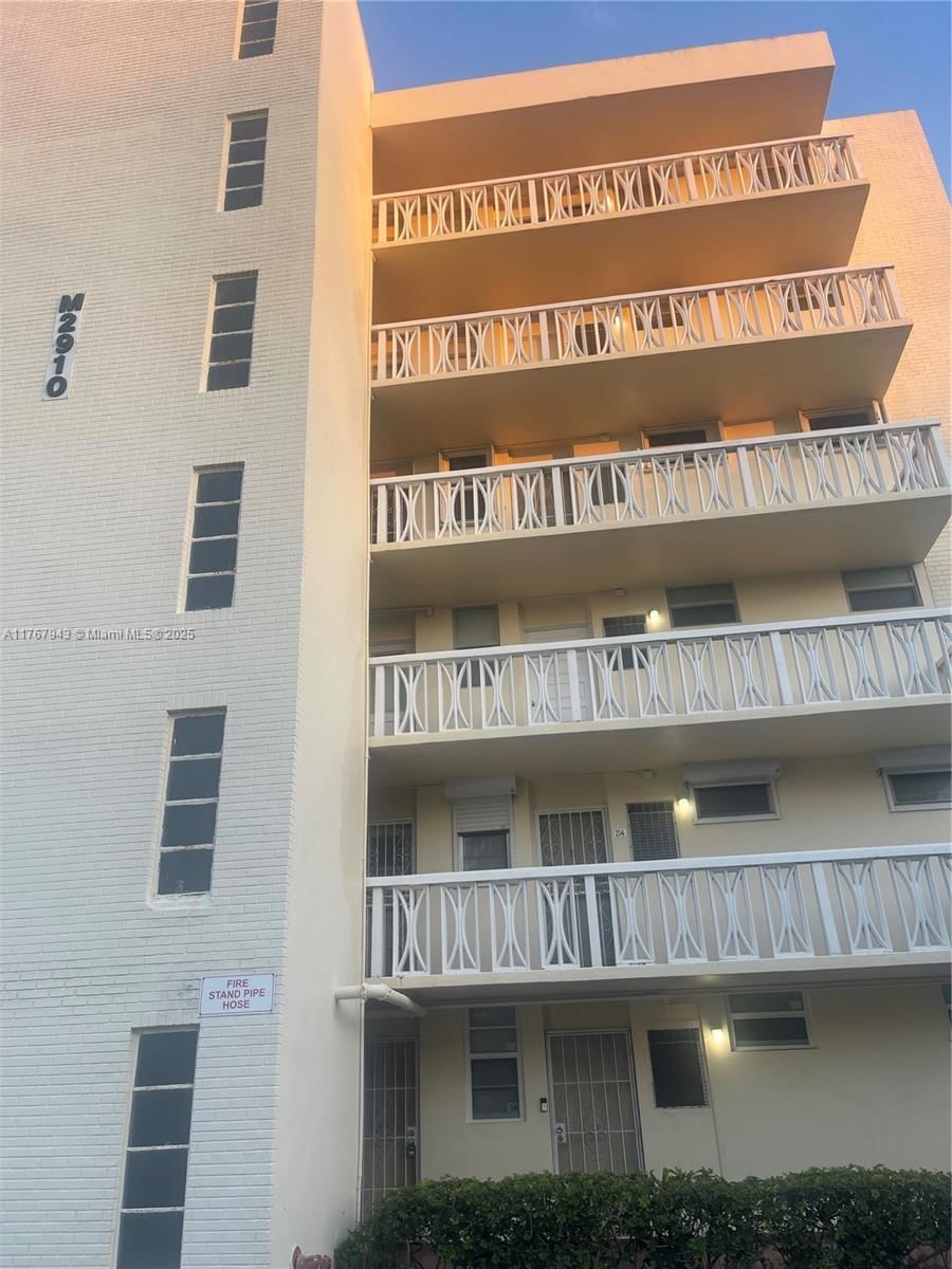 Real estate property located at 2910 Point East Dr M414, Miami-dade, Point East Sec Iii Condo, Aventura, FL