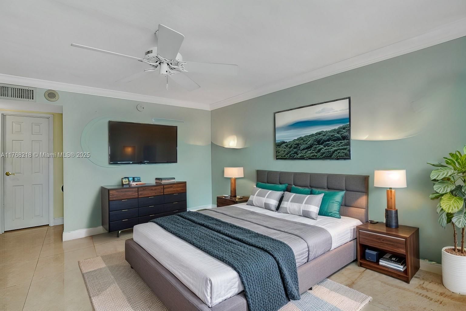 Real estate property located at 2655 Collins Ave #904, Miami-dade, Mirasol Ocean Towers Cond, Miami Beach, FL