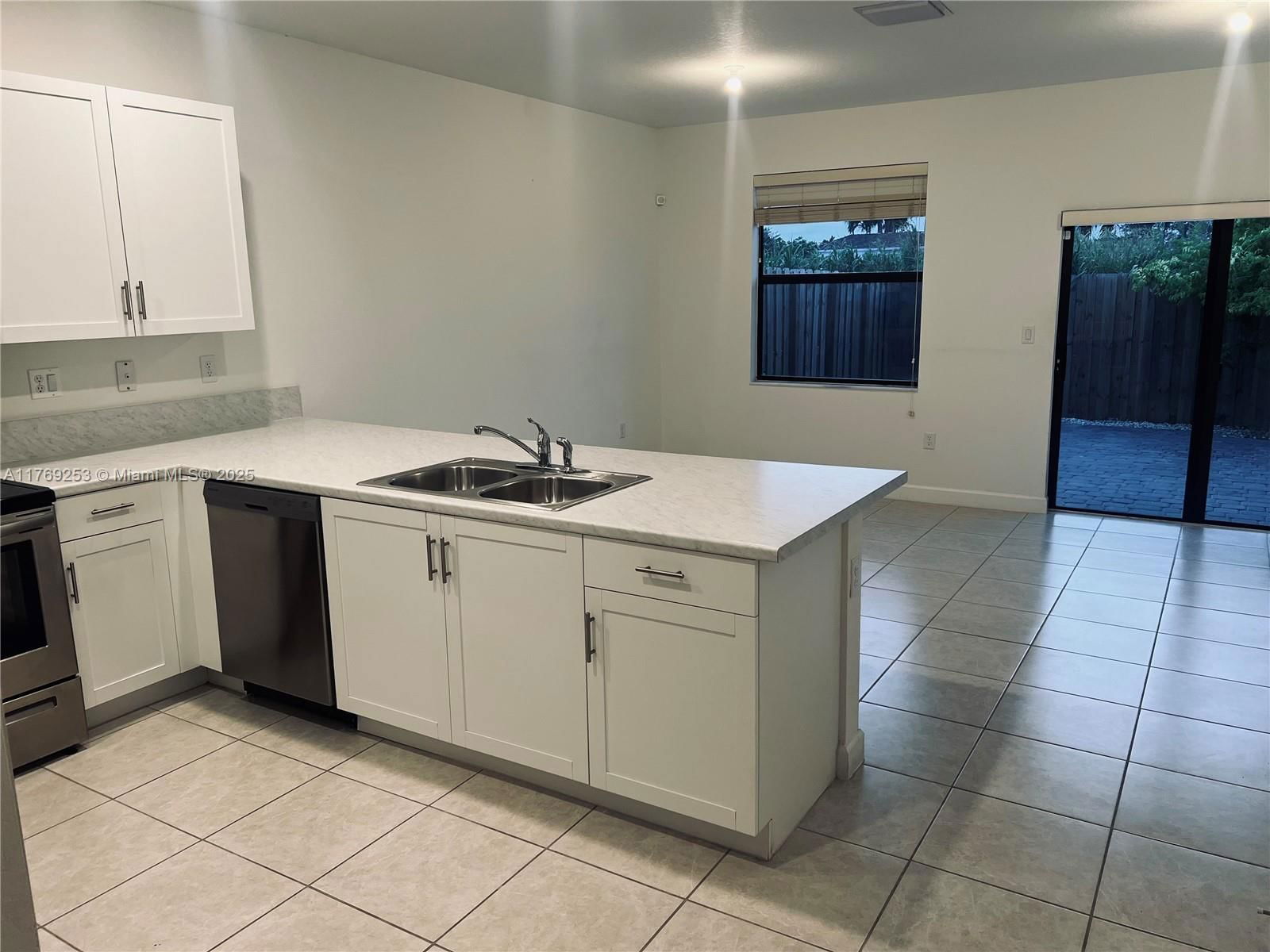 Real estate property located at 18082 147 Ct #0, Miami-dade, Venezzia, Miami, FL