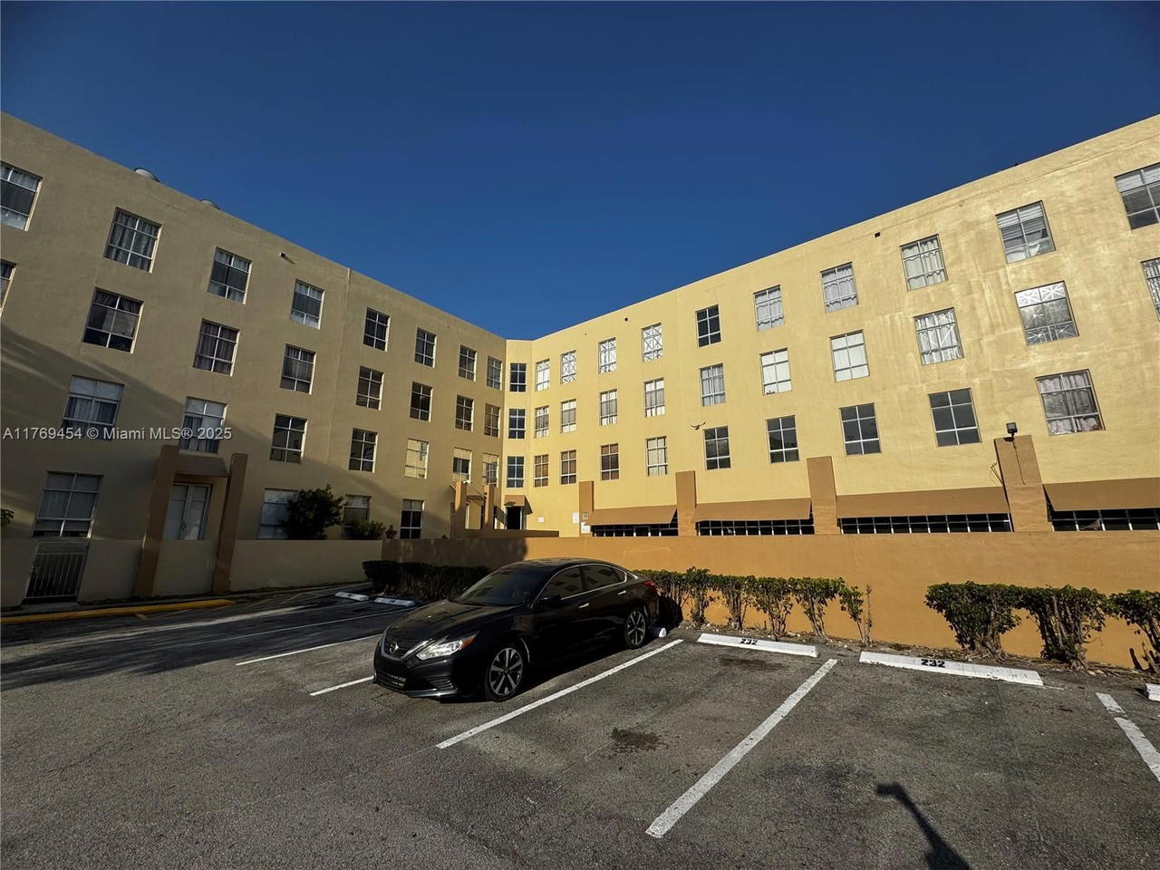 Real estate property located at 7420 20th Ave #237, Miami-dade, Royal Palms Condo, Hialeah, FL