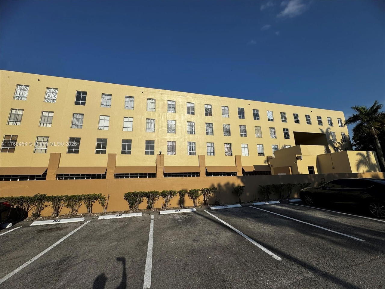 Real estate property located at 7420 20th Ave #237, Miami-dade, Royal Palms Condo, Hialeah, FL