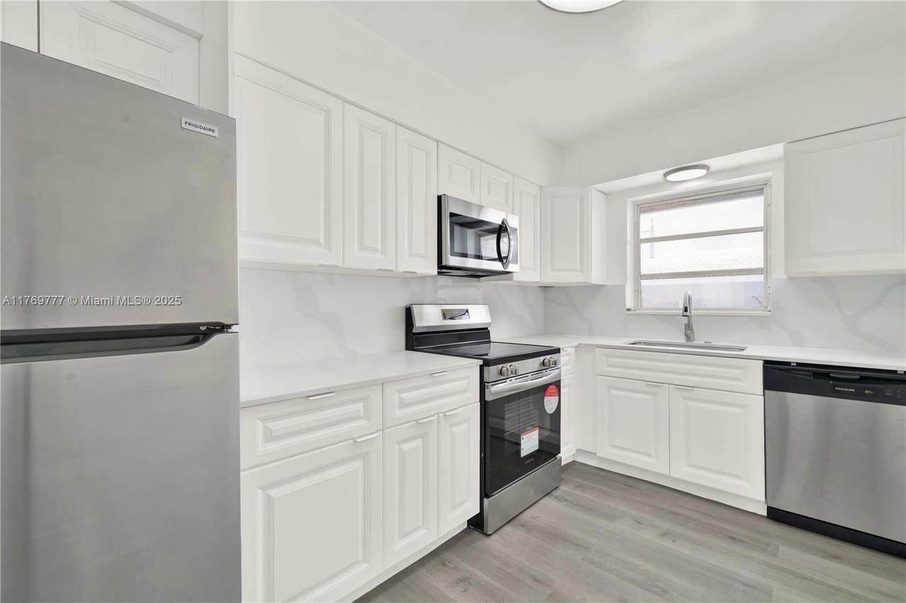 Real estate property located at 2864 32nd St #7, Broward, Royal Plaza Condo, Fort Lauderdale, FL