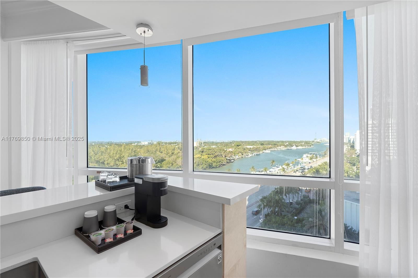Real estate property located at 4401 Collins Ave #1015, Miami-dade, Fontainebleau Ii Condo, Miami Beach, FL