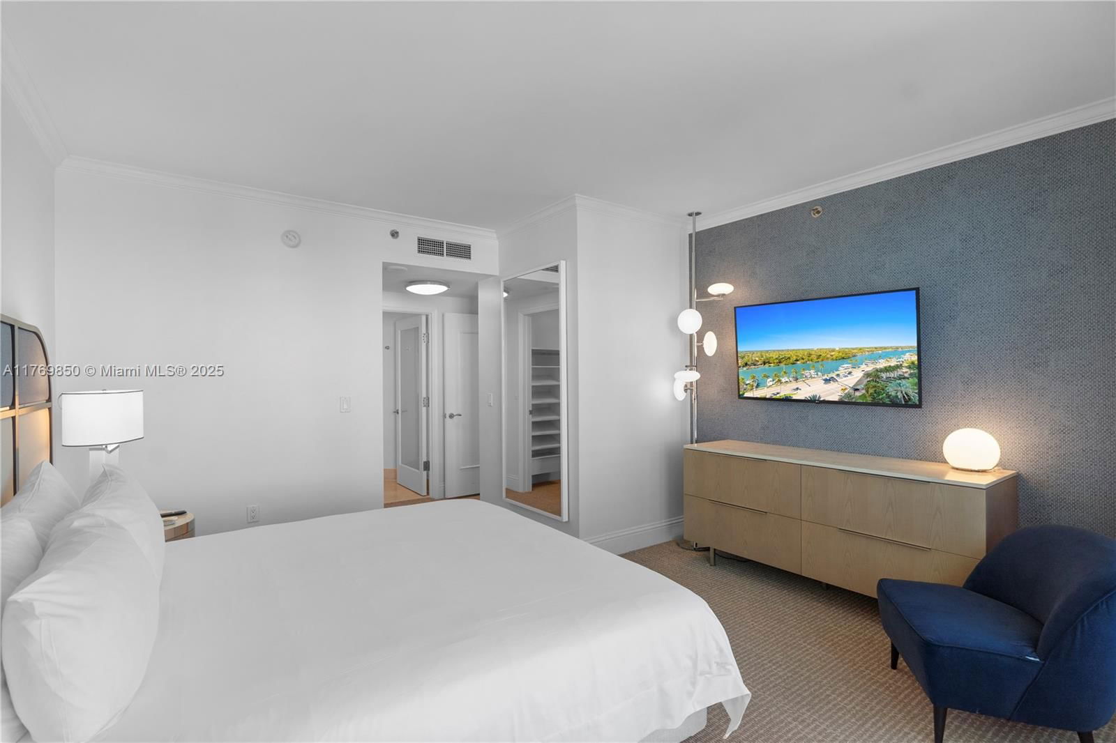 Real estate property located at 4401 Collins Ave #1015, Miami-dade, Fontainebleau Ii Condo, Miami Beach, FL