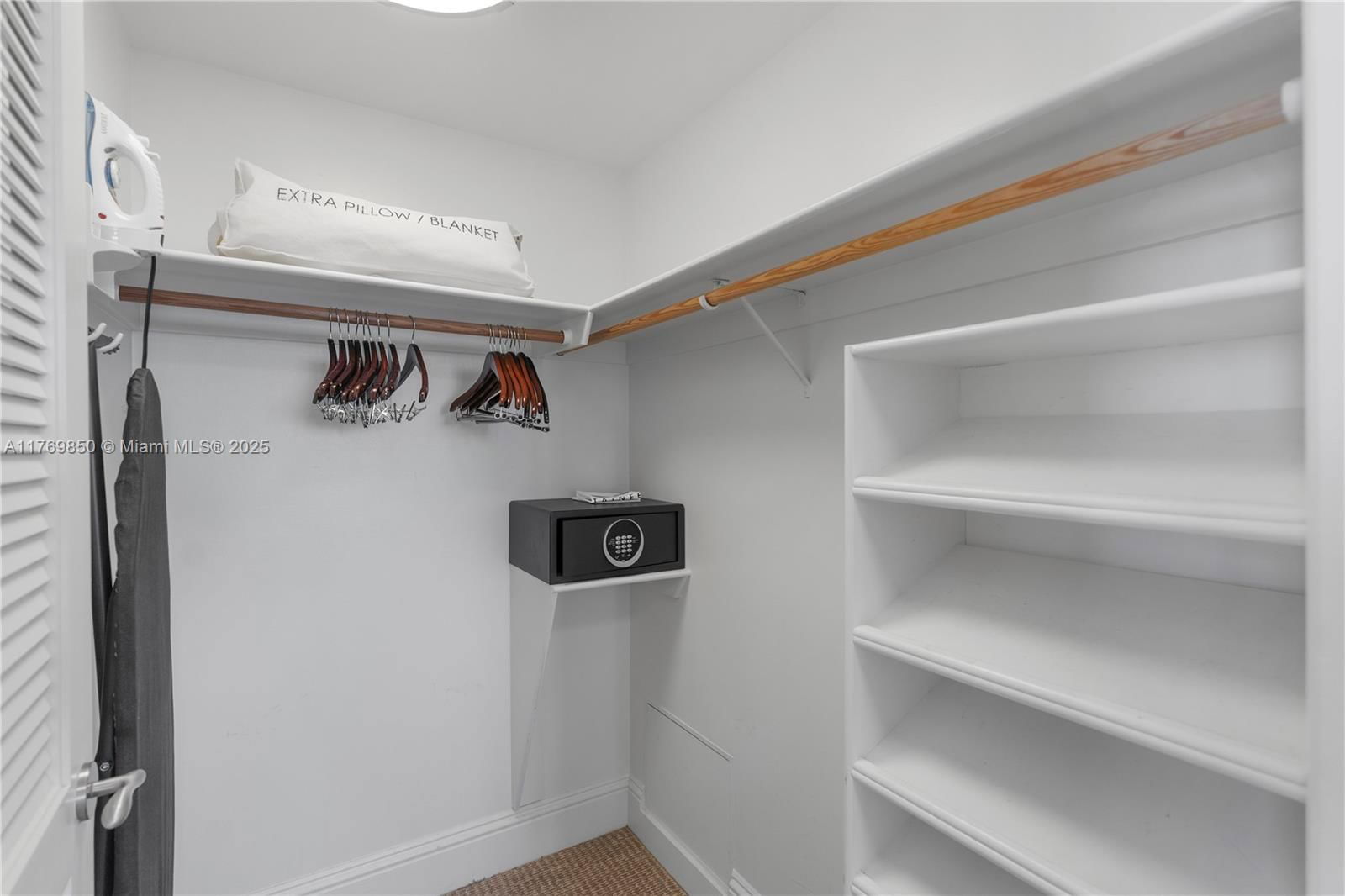 Real estate property located at 4401 Collins Ave #1015, Miami-dade, Fontainebleau Ii Condo, Miami Beach, FL