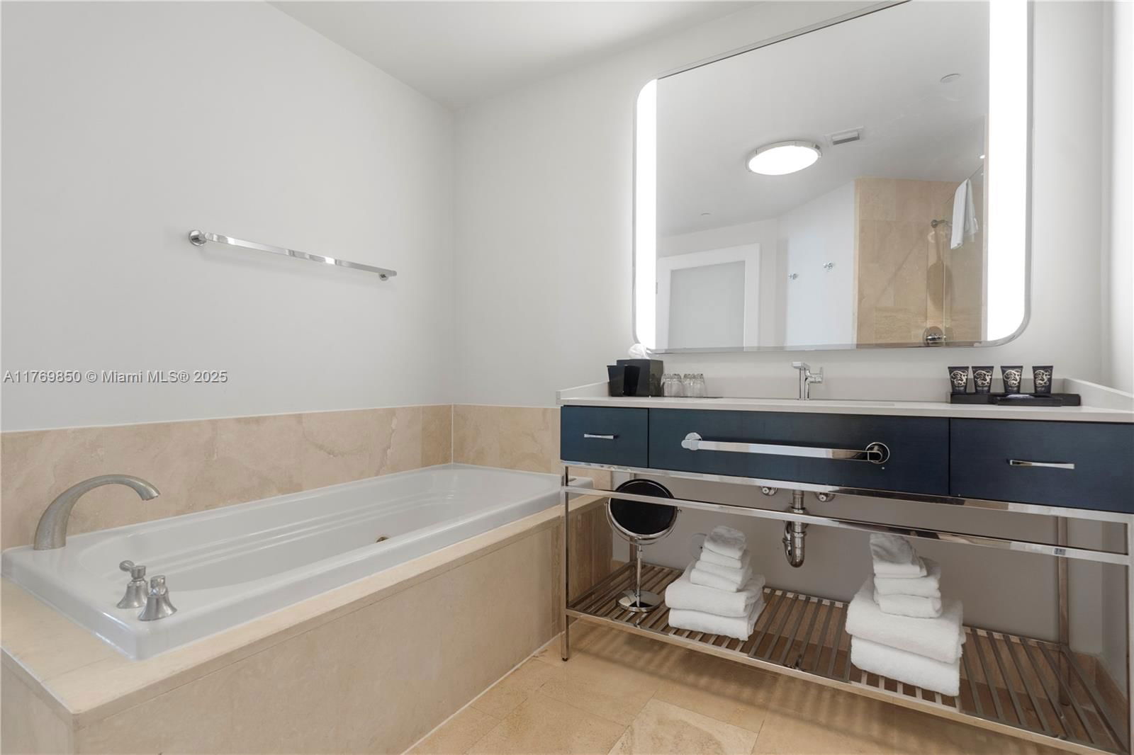 Real estate property located at 4401 Collins Ave #1015, Miami-dade, Fontainebleau Ii Condo, Miami Beach, FL