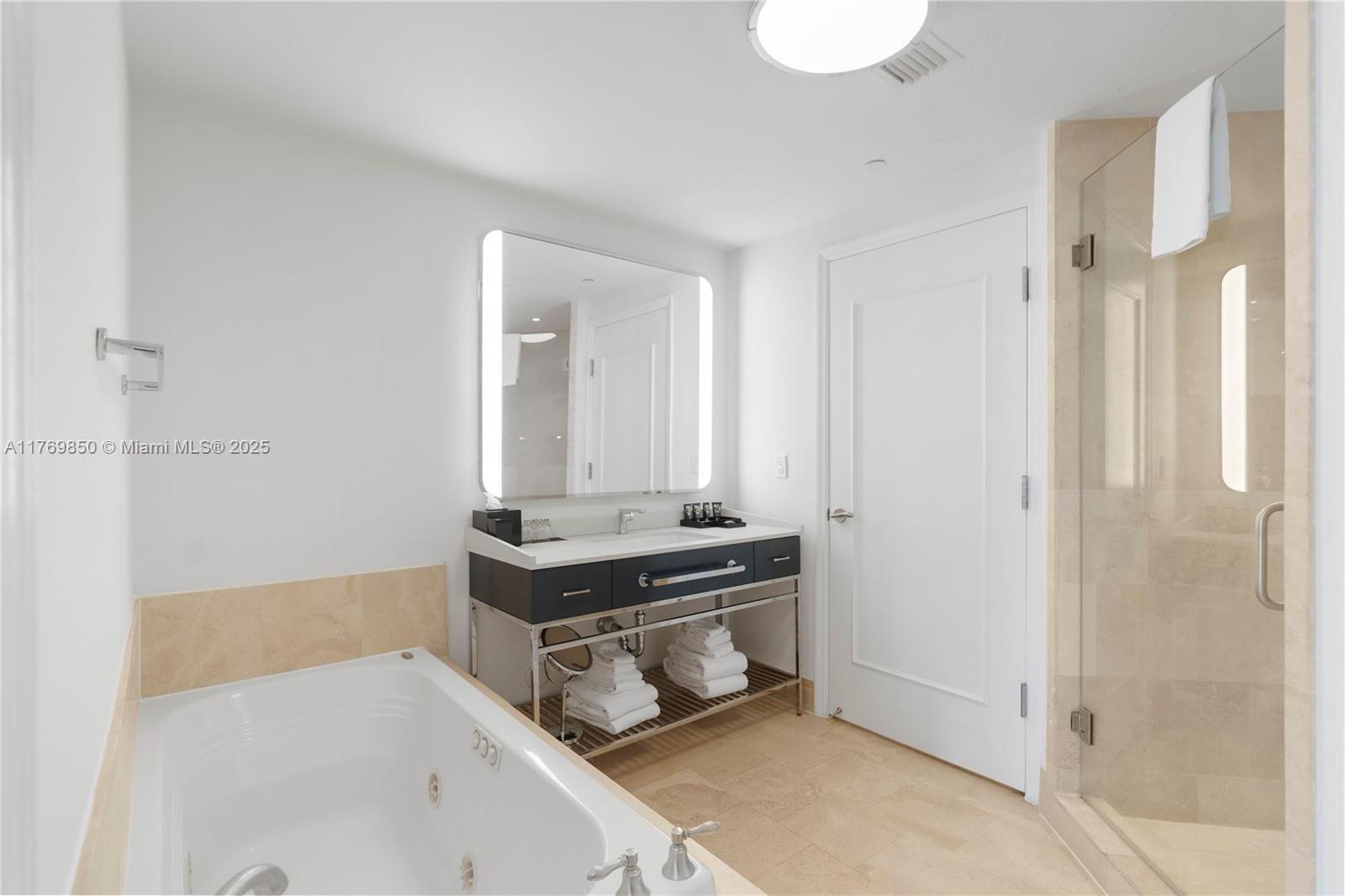Real estate property located at 4401 Collins Ave #1015, Miami-dade, Fontainebleau Ii Condo, Miami Beach, FL